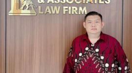 Ketua DPD Ikatan Advokat Indonesia (IKADIN) Jawa Timur, Leo A Permana, S.H., M.Hum., saat memberikan keterangan resminya di Kantor hukum Leo Chien Long & Associates Law Firm, Selasa (10/02/2026).