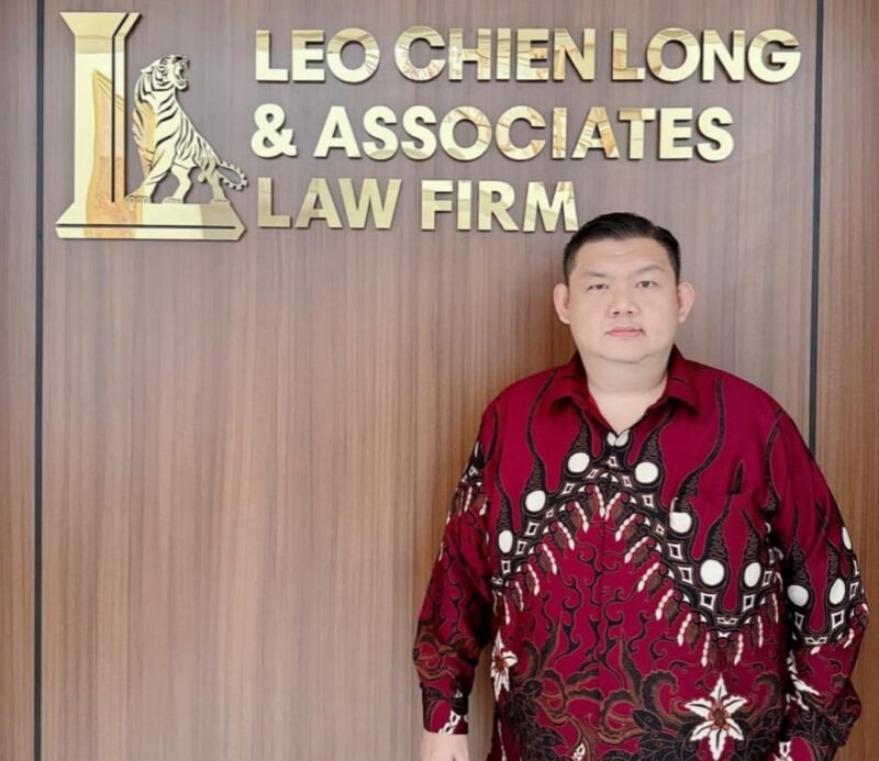 Ketua DPD Ikatan Advokat Indonesia (IKADIN) Jawa Timur, Leo A Permana, S.H., M.Hum., saat memberikan keterangan resminya di Kantor hukum Leo Chien Long & Associates Law Firm, Selasa (10/02/2026).