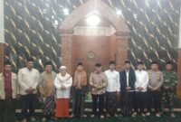 Bupati Malang, Sanusi (tengah) foto bersama jajaran OPD, Forkopimcam Pakisaji, Ulama dan tokoh masyarakat setempat. (foto : Kim)