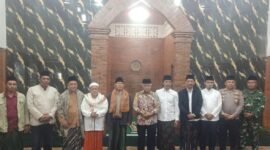 Bupati Malang, Sanusi (tengah) foto bersama jajaran OPD, Forkopimcam Pakisaji, Ulama dan tokoh masyarakat setempat. (foto : Kim)