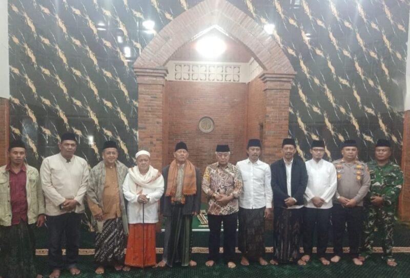 Bupati Malang, Sanusi (tengah) foto bersama jajaran OPD, Forkopimcam Pakisaji, Ulama dan tokoh masyarakat setempat. (foto : Kim)