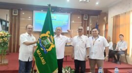 Ketum KADIN Jatim, H.Adik Dwi Putranto menyerahkan bendera Pataka organisasi kepada ketua KADIN Kabupaten Malang, terpilih Prof. Bambang Suryanto dengan masa bakti 2026-2031. (foto : Ist)