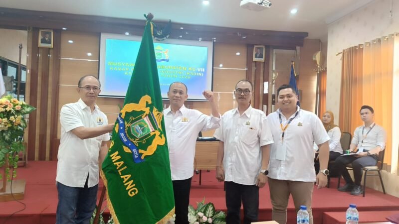 Ketum KADIN Jatim, H.Adik Dwi Putranto menyerahkan bendera Pataka organisasi kepada ketua KADIN Kabupaten Malang, terpilih Prof. Bambang Suryanto dengan masa bakti 2026-2031. (foto : Ist)