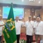 Ketum KADIN Jatim, H.Adik Dwi Putranto menyerahkan bendera Pataka organisasi kepada ketua KADIN Kabupaten Malang, terpilih Prof. Bambang Suryanto dengan masa bakti 2026-2031. (foto : Ist)