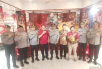 Season foto bersama Kapolda Jatim, Irjen Pol Drs. Nanang Avianto,M.Si. beserta jajarannya dengan pengurus inti Yayasan Eng An Kiong Malang. (dok.kim)