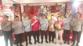 Season foto bersama Kapolda Jatim, Irjen Pol Drs. Nanang Avianto,M.Si. beserta jajarannya dengan pengurus inti Yayasan Eng An Kiong Malang. (dok.kim)