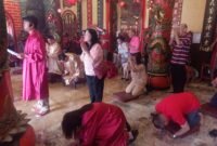 Pribadatan umat Tri Dharma di perayaan tahun baru Imlek 2026, Yayasan Klenteng Eng An Kiong Malang. (dok.kim)