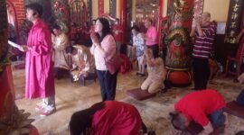 Pribadatan umat Tri Dharma di perayaan tahun baru Imlek 2026, Yayasan Klenteng Eng An Kiong Malang. (dok.kim)