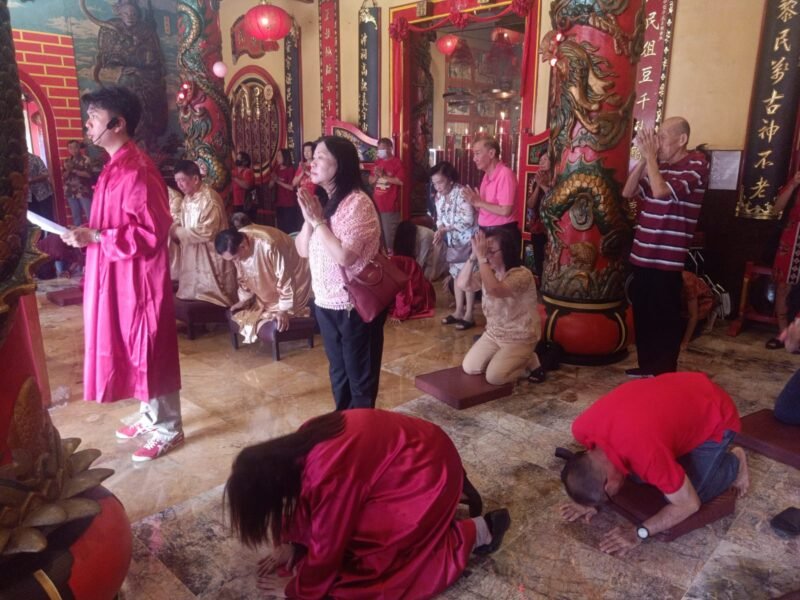 Pribadatan umat Tri Dharma di perayaan tahun baru Imlek 2026, Yayasan Klenteng Eng An Kiong Malang. (dok.kim)
