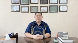 Ketua DPD Ikatan Advokat Indonesia (IKADIN) Jawa Timur, Leo A Permana, S.H., M.Hum., saat memberikan keterangan dukungan Polri di bawah  komando Presiden langsung beberapa waktu lalu.