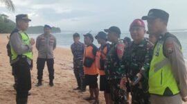 Personel tim gabungan sesat sebelum penyisiran korban nelayan hilang di perairan Pantai Balekambang, Minggu (1/2/2026) (Foto: Polres Malang )