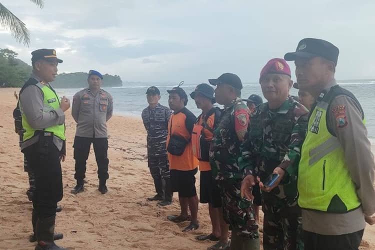Personel tim gabungan sesat sebelum penyisiran korban nelayan hilang di perairan Pantai Balekambang, Minggu (1/2/2026) (Foto: Polres Malang )