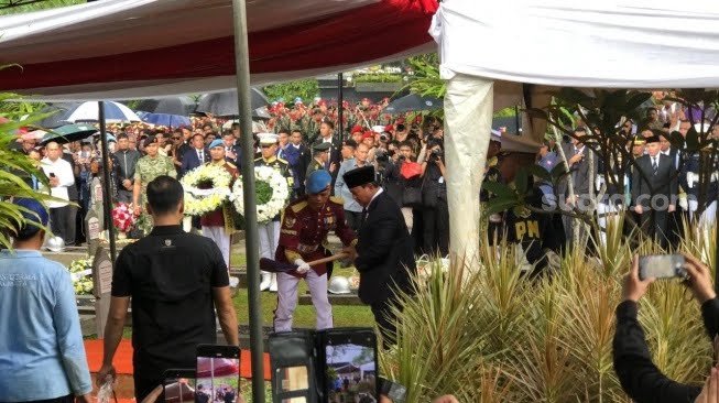 Presiden Prabowo Subianto bertindak sebagai inspektur upacara pemakaman untuk Wakil Presiden ke-6 RI Try Sutrisno, Senin (2/3/2026). ( Poto Istimewa)