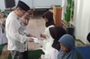 Komisaris Utama PT. ACA Iwan Kurniawan memberikan santunan tunai kepada anak yatim di Pendopo MCW NU, Wajak, Kabupaten Malang, Selasa (03/03/2026). (foto : Kim )