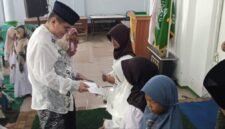 Komisaris Utama PT. ACA Iwan Kurniawan memberikan santunan tunai kepada anak yatim di Pendopo MCW NU, Wajak, Kabupaten Malang, Selasa (03/03/2026). (foto : Kim )