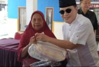 Komisaris Utama PT.ACA Iwan Kurniawan serahkan bantuan sembako secara simbolik. (Foto : Kim)