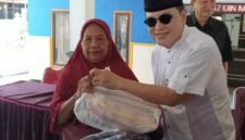 Komisaris Utama PT.ACA Iwan Kurniawan serahkan bantuan sembako secara simbolik. (Foto : Kim)