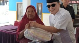Komisaris Utama PT.ACA Iwan Kurniawan serahkan bantuan sembako secara simbolik. (Foto : Kim)