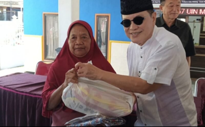 Komisaris Utama PT.ACA Iwan Kurniawan serahkan bantuan sembako secara simbolik. (Foto : Kim)