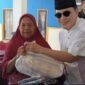 Komisaris Utama PT.ACA Iwan Kurniawan serahkan bantuan sembako secara simbolik. (Foto : Kim)
