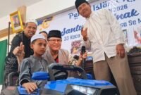 Berprestasi di bidang MTQ,Arreihan (12) anak yatim asal Kecamatan Pujon menerima hadiah motor listrik dari PT.ACA. (Foto : Kim)
