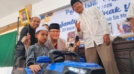 Berprestasi di bidang MTQ,Arreihan (12) anak yatim asal Kecamatan Pujon menerima hadiah motor listrik dari PT.ACA. (Foto : Kim)