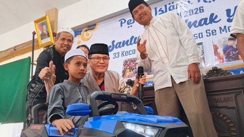 Berprestasi di bidang MTQ,Arreihan (12) anak yatim asal Kecamatan Pujon menerima hadiah motor listrik dari PT.ACA. (Foto : Kim)