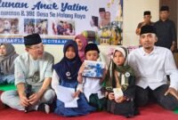 Nisa dan kedua adiknya di apit Komut PT ACA Iwan Kurniawan (Kiri) dan Camat Wonosari A.K. Wisnu Aji, S.IP., M.Si (Kanan). (Foto : Kim)