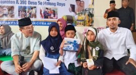 Nisa dan kedua adiknya di apit Komut PT ACA Iwan Kurniawan (Kiri) dan Camat Wonosari A.K. Wisnu Aji, S.IP., M.Si (Kanan). (Foto : Kim)