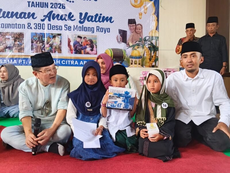 Nisa dan kedua adiknya di apit Komut PT ACA Iwan Kurniawan (Kiri) dan Camat Wonosari A.K. Wisnu Aji, S.IP., M.Si (Kanan). (Foto : Kim)