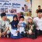 Nisa dan kedua adiknya di apit Komut PT ACA Iwan Kurniawan (Kiri) dan Camat Wonosari A.K. Wisnu Aji, S.IP., M.Si (Kanan). (Foto : Kim)