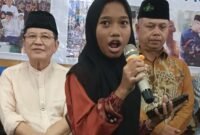 Kaila Nur Faizah salah satu anak yatim berbakat dan berprestasi unjuk gigi membacakan puisi di pendopo Kecamatan Pakisaji, Selasa (09/03/2026). (Foto : Kim)