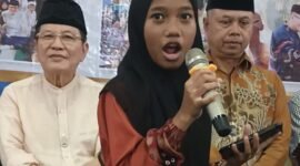 Kaila Nur Faizah salah satu anak yatim berbakat dan berprestasi unjuk gigi membacakan puisi di pendopo Kecamatan Pakisaji, Selasa (09/03/2026). (Foto : Kim)