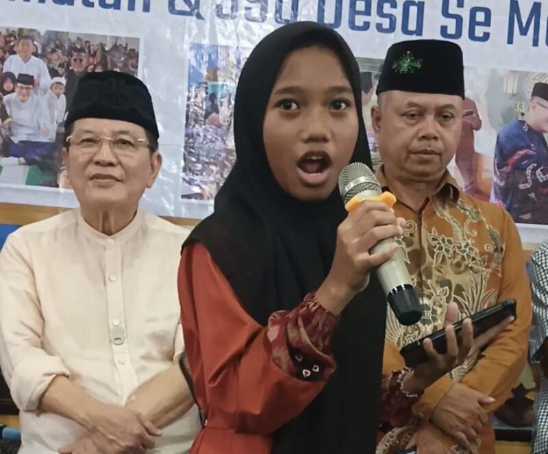 Kaila Nur Faizah salah satu anak yatim berbakat dan berprestasi unjuk gigi membacakan puisi di pendopo Kecamatan Pakisaji, Selasa (09/03/2026). (Foto : Kim)