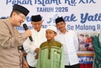 Momen Komisaris Utama PT.Anugerah Citra Abadi (ACA) beri apresiasi salah satu anak yatim penghafal Al Qur'an di Kantor Kecamatan Jabung, Selasa (10/03/2026). (Foto : Kim)
