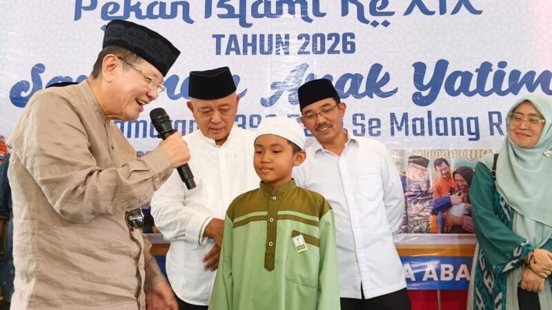 Momen Komisaris Utama PT.Anugerah Citra Abadi (ACA) beri apresiasi salah satu anak yatim penghafal Al Qur'an di Kantor Kecamatan Jabung, Selasa (10/03/2026). (Foto : Kim)
