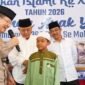 Momen Komisaris Utama PT.Anugerah Citra Abadi (ACA) beri apresiasi salah satu anak yatim penghafal Al Qur'an di Kantor Kecamatan Jabung, Selasa (10/03/2026). (Foto : Kim)