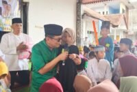 Komisaris Utama PT.ACA Iwan Kurniawan berinteraksi dengan salah satu anak yatim di pendopo Kecamatan Lawang, Rabu (11/03/2026). (Foto : Kim)