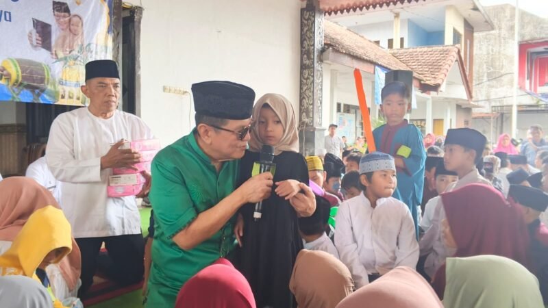 Komisaris Utama PT.ACA Iwan Kurniawan berinteraksi dengan salah satu anak yatim di pendopo Kecamatan Lawang, Rabu (11/03/2026). (Foto : Kim)