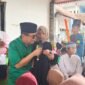 Komisaris Utama PT.ACA Iwan Kurniawan berinteraksi dengan salah satu anak yatim di pendopo Kecamatan Lawang, Rabu (11/03/2026). (Foto : Kim)