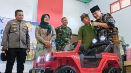 Anak yatim di kecamatan Tirtoyudo mendapat hadiah utama mobil listrik mainan dari Komisaris Utama PT.Anugerah Citra Abadi (ACA), Iwan Kurniawan, Kamis (12/03/2026). (Foto Kim )