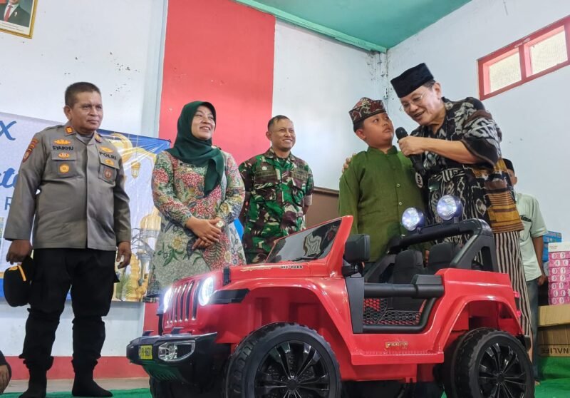 Anak yatim di kecamatan Tirtoyudo mendapat hadiah utama mobil listrik mainan dari Komisaris Utama PT.Anugerah Citra Abadi (ACA), Iwan Kurniawan, Kamis (12/03/2026). (Foto Kim )
