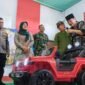 Anak yatim di kecamatan Tirtoyudo mendapat hadiah utama mobil listrik mainan dari Komisaris Utama PT.Anugerah Citra Abadi (ACA), Iwan Kurniawan, Kamis (12/03/2026). (Foto Kim )