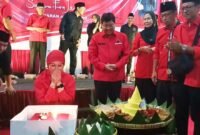 Ketua DPC PDI Perjuangan Kota Malang, Amithya Ratnanggani Sirraduhita mendapat surprise kue tar dan tumpeng Ulang Tahun. (Foto : Kim)