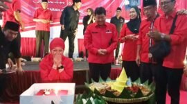 Ketua DPC PDI Perjuangan Kota Malang, Amithya Ratnanggani Sirraduhita mendapat surprise kue tar dan tumpeng Ulang Tahun. (Foto : Kim)