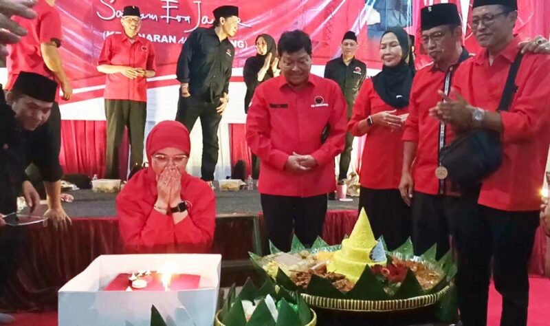 Ketua DPC PDI Perjuangan Kota Malang, Amithya Ratnanggani Sirraduhita mendapat surprise kue tar dan tumpeng Ulang Tahun. (Foto : Kim)