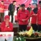 Ketua DPC PDI Perjuangan Kota Malang, Amithya Ratnanggani Sirraduhita mendapat surprise kue tar dan tumpeng Ulang Tahun. (Foto : Kim)