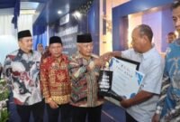 Bupati Sanusi secara simbolis menyalurkan tali asih berupa penghargaan masa bakti kepada salah satu pegawai penerima mandat, Jumat (27/03/2026).