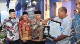 Bupati Sanusi secara simbolis menyalurkan tali asih berupa penghargaan masa bakti kepada salah satu pegawai penerima mandat, Jumat (27/03/2026).
