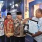 Bupati Sanusi secara simbolis menyalurkan tali asih berupa penghargaan masa bakti kepada salah satu pegawai penerima mandat, Jumat (27/03/2026).